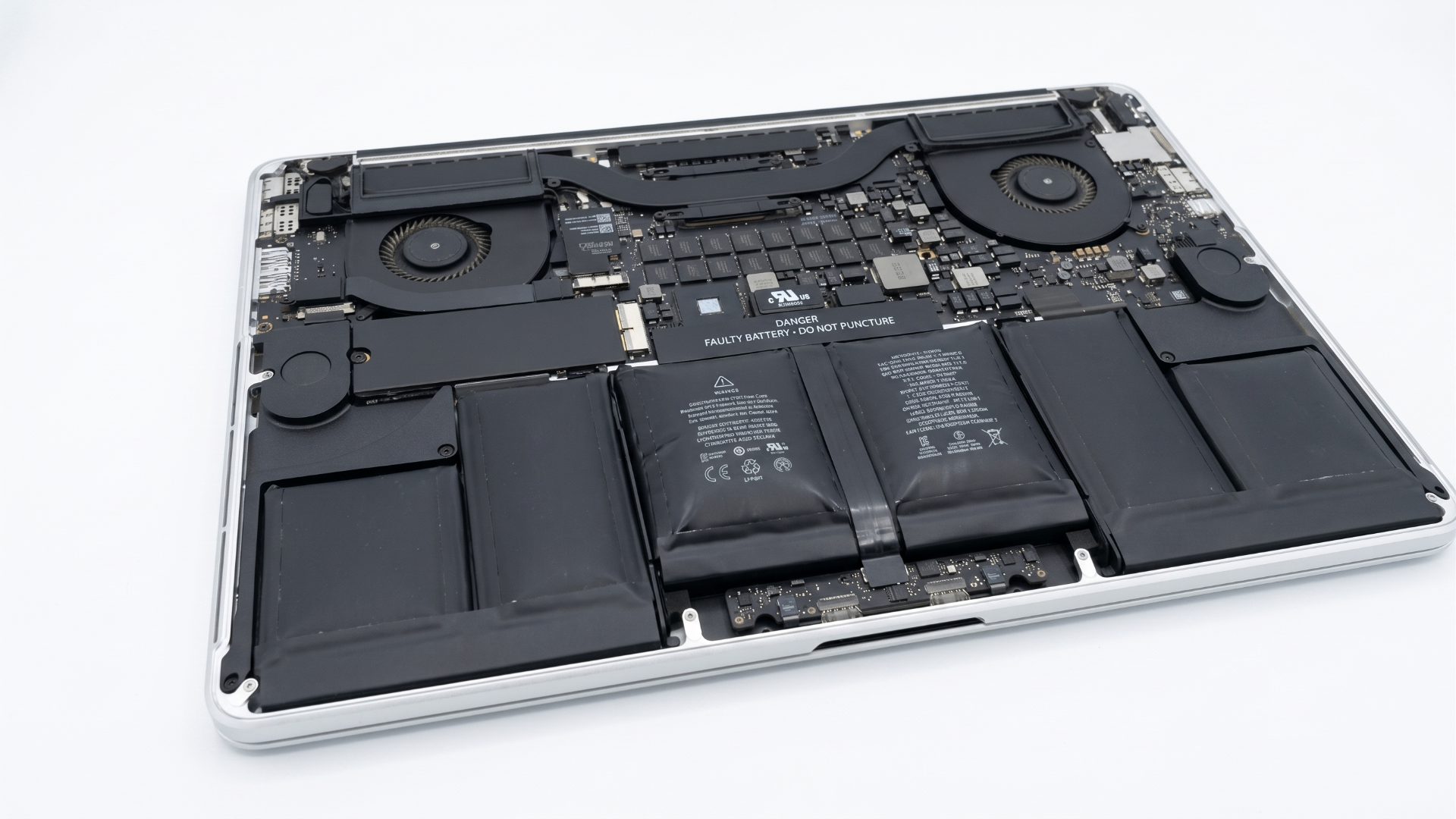 Aufgeblähter MacBook Akku im Gehäuse