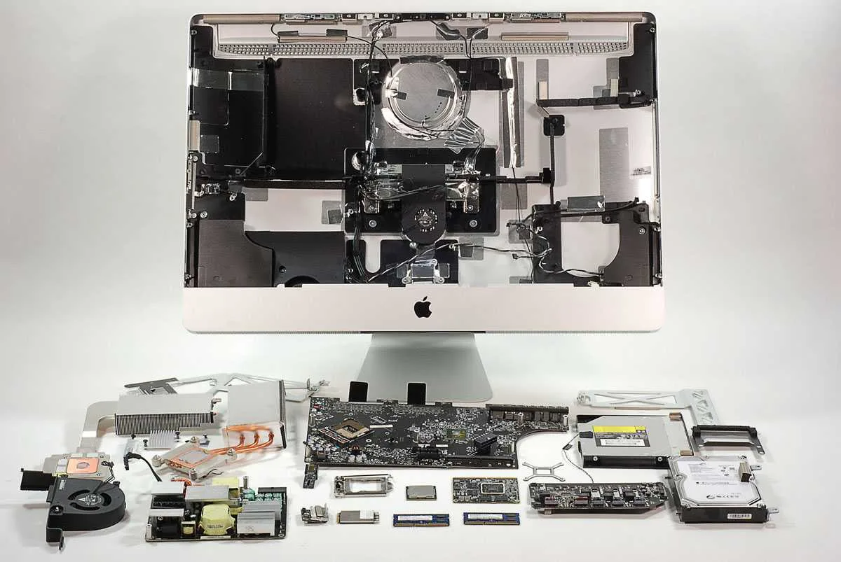 Geöffneter iMac mit allen Komponenten – Logicboard, Netzteil, Lüfter